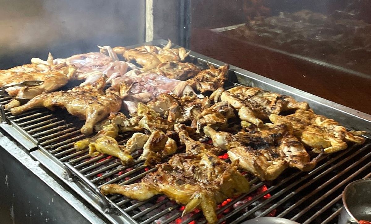 Pe o stradă discretă din Lisabona, la numărul 5A de pe Travessa da Tapada, se află o rotiserie mică, fără nume sau semn distinctiv, care s-a transformat, în ultimii doi ani, într-o destinație inevitabilă pentru turiștii chinezi