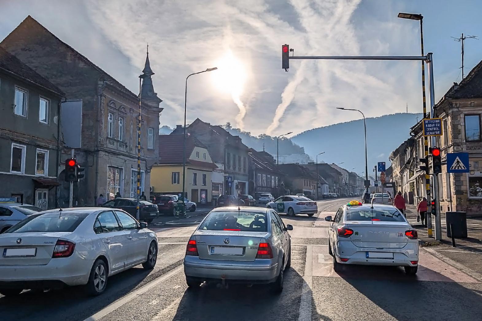 Brașovul investește în siguranța rutieră cu soluții tehnice inovatoare și modificări de infrastructură menite să reducă accidentele și să protejeze pietonii în zonele cu trafic intens