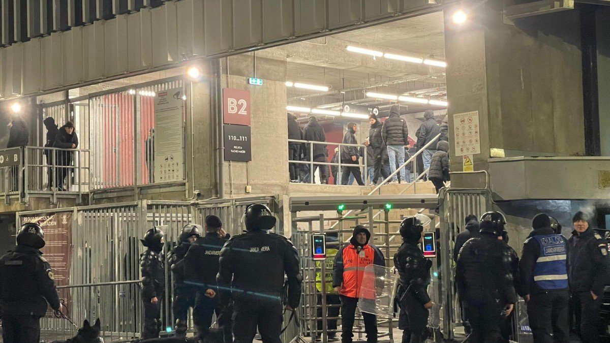 Incidente violente la partida Rapid-Petrolul: peste 90.000 de lei amenzi și intervenții dure ale autorităților Imediat după finalul meciului dintre FC Rapid București și FC Petrolul Ploiești, situația s-a transformat într-un scenariu tensionat, cu incidente grave care au necesitat intervenția promptă a forțelor de ordine