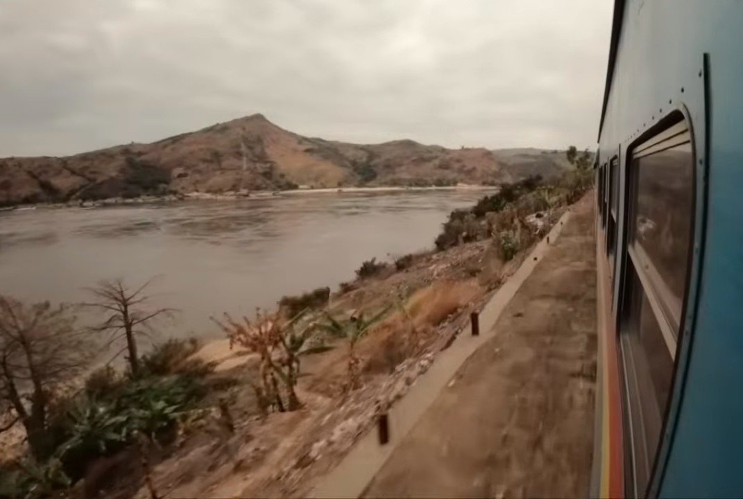 Tragedie în estul Republicii Democrate Congo: peste 200 de morți în urma alunecărilor de teren provocate de ploi torențiale O catastrofă devastatoare a lovit marți regiunea minieră din estul Republicii Democrate Congo, unde ploile torențiale au declanșat o alunecare de teren care a îngropat zeci de mine și s-au soldat cu cel puțin 200 de vieți pierdute