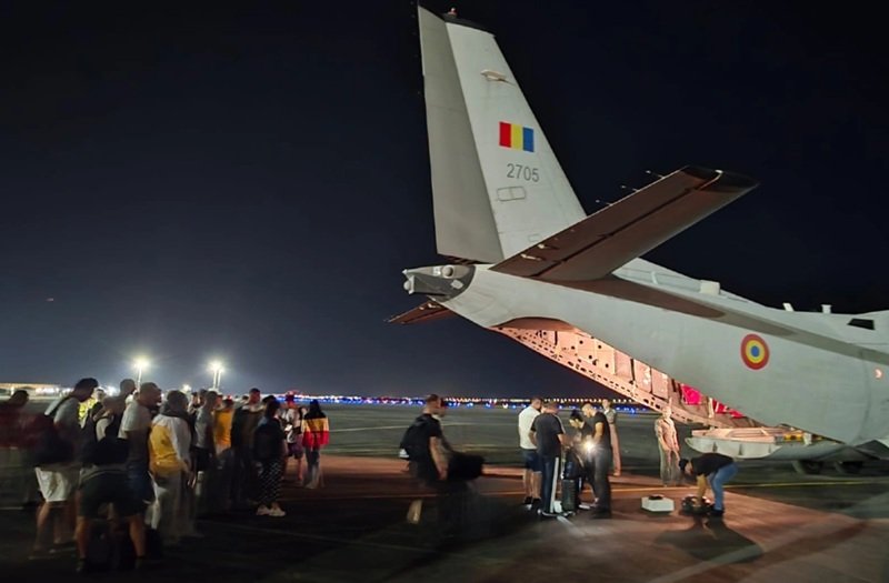 Premierul Ilie Bolojan cere sprijin din Emiratele Arabe Unite pentru repatrierea românilor blocați în Orientul Mijlociu Situația românilor rămași blocați în regiunile din Orientul Mijlociu devine tot mai critică, iar autoritățile române caută soluții eficiente pentru a asigura repatrierea acestora