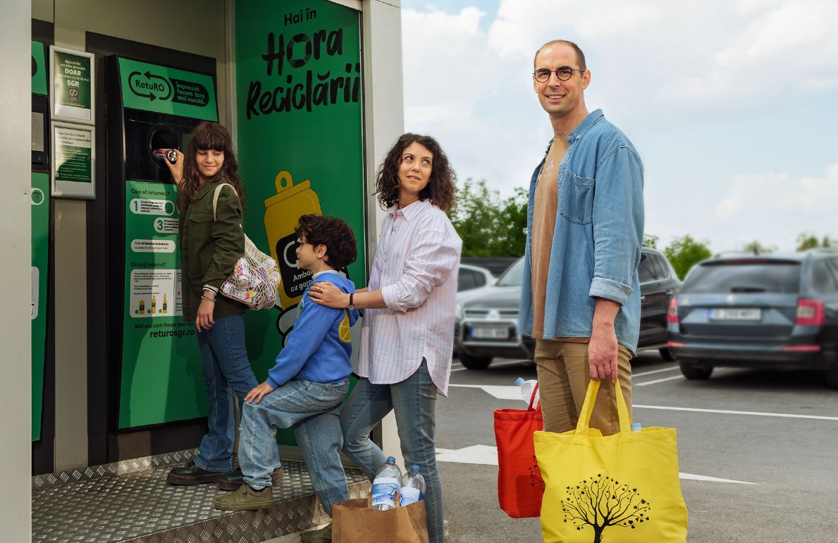 România transformă gestionarea deșeurilor: un model de succes în reciclare inspirat de sistemul RetuRO În mai puțin de un an de la implementare, sistemul național de returnare a garanției, cunoscut sub numele de RetuRO, a redefinit paradigma reciclării în România