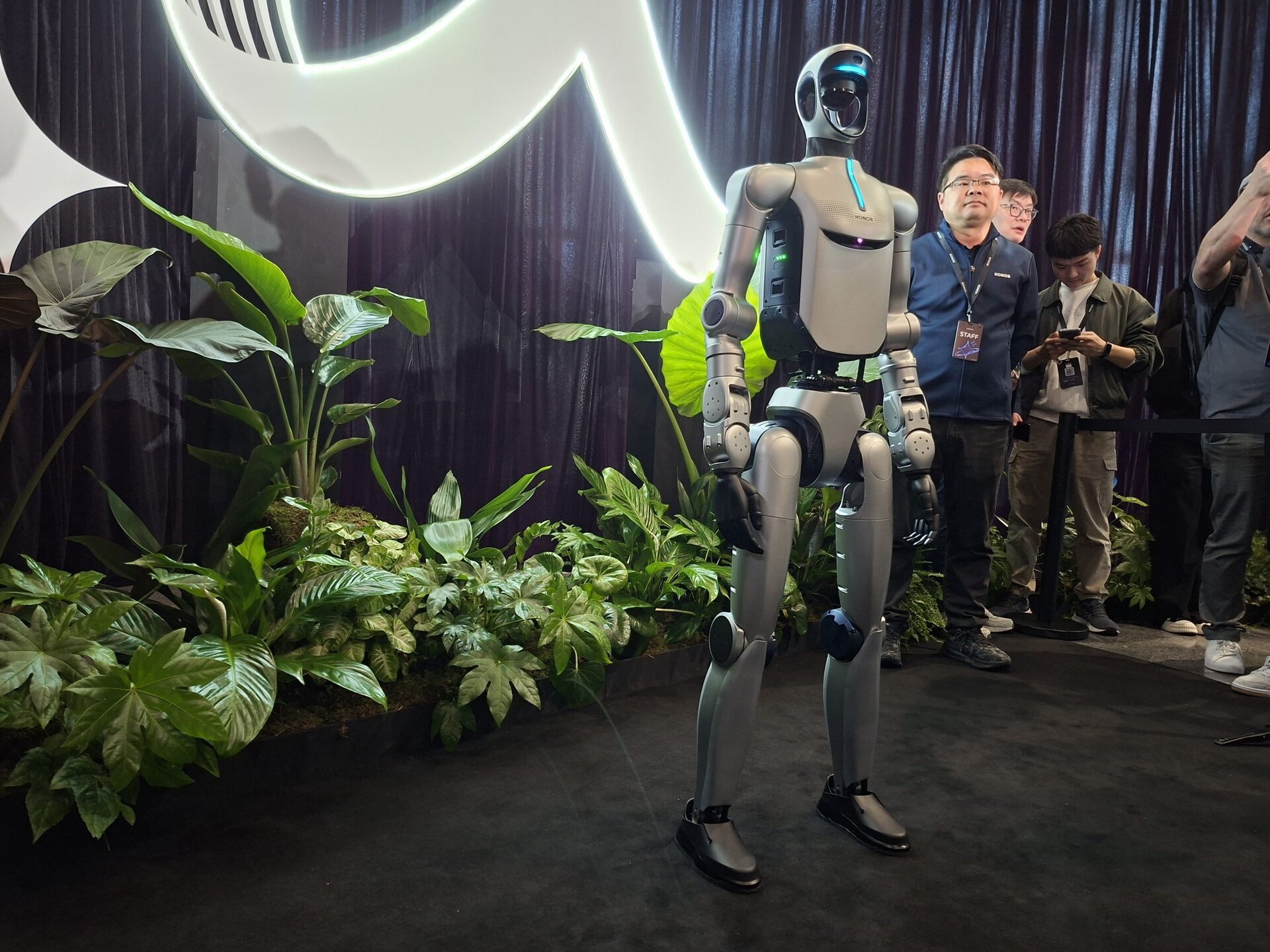 Honor face un pas îndrăzneț în lumea roboticii: primul său robot umanoid, prezentat live la MWC Barcelona O nouă dimensiune a tehnologiei devine realitate, iar numele Honor se lansează în afara zonei tradiționale de telefoane și gadgeturi inteligente