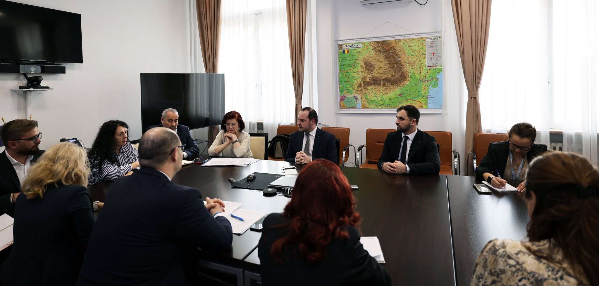 Medici rezidenți în centrul atenției: un pas spre clarificarea cadrului legislativ și protecția profesioniștilor din sănătate Situația medicilor rezidenți din România, un segment esențial al sistemului medical, a devenit recent subiect de dezbatere la nivel oficial, odată cu discursul ministrului Sănătății, Alexandru Rogobete