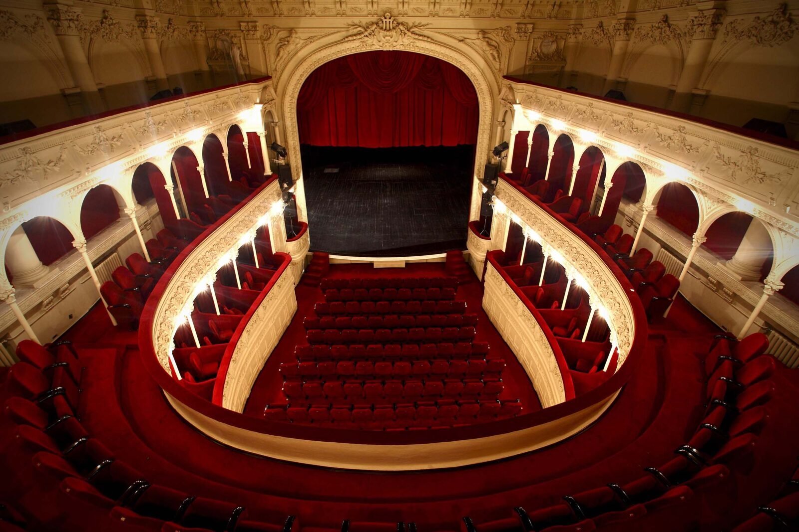 Teatrele bucureștene aproape de finalizarea perioadei de interimat: discuții și recrutare pentru noi manageri Pentru prima dată după mai bine de cinci ani, administrarea teatrelor din capitală intră într-o etapă de normalizare, cu organizarea oficială a concursurilor pentru ocuparea posturilor de conducere
