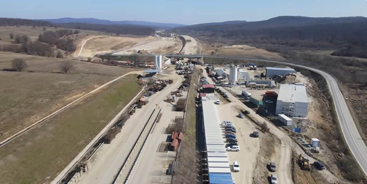 Constructorii de drumuri din România au dat peste un record aproape surprinzător în peisajul infrastructurii rutiere: pe lotul Margina – Holdea al autostrăzii Lugoj – Deva, companiile UMB și Euro Asfalt lucrează nonstop, de zile întregi, pentru a finaliza cât mai repede un segment de importanță strategică pentru conectivitatea țării