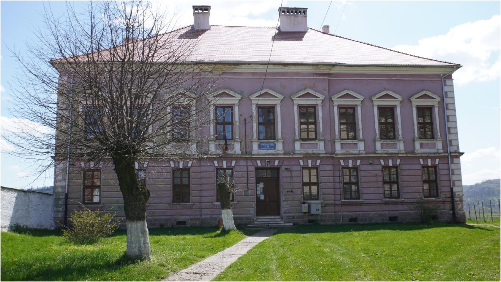 Hoghilag devine primul sat din Sibiu cu o școală smart, un proiect menit să transforme educația pentru comunitățile defavorizate Comuna Hoghilag, din județul Sibiu, a inaugurat oficial pe 19 martie cea de-a doua școală smart din România, un proiect pilot destinat să aducă inovatie în domeniul educației pentru zonele rurale vulnerabile