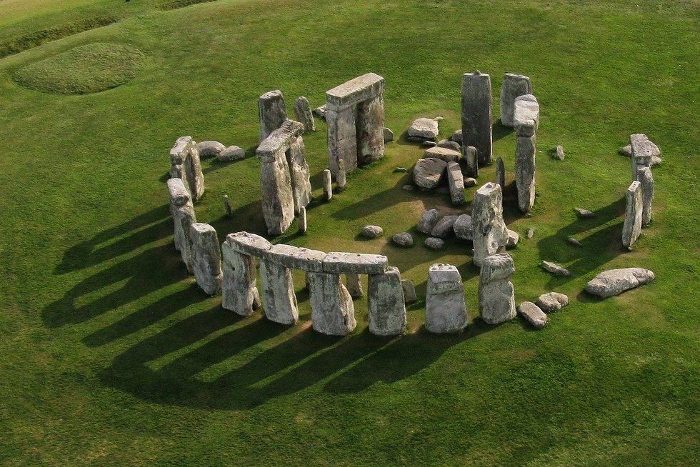 Studiu revoluționar contestă vechea istorie a Stonehenge: Originea Pietrei Altarului ar putea fi situată cu sute de kilometri mai departe Un nou studiu aruncă o lumină complet diferită asupra misteriosului sit preistoric Stonehenge