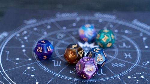 Astrologia zilei: conjuncția Soare–Saturn și influențele sale asupra spiritului colectiv După conjuncția Soare–Neptun din Berbec, din 22 martie, și impactul său asupra percepției și inspirației personale, ziua de 25 martie aduce o nouă configurație astrală: întâlnirea dintre Soare și Saturn