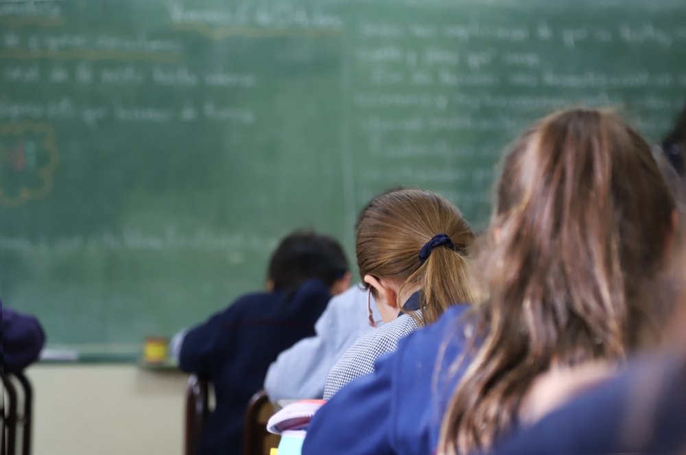 Elevii de clasa a VIII-a au început luni simularea pentru Evaluarea Națională 2026, însă atmosfera de la aceste examene este umbrită de conflictul din învățământ