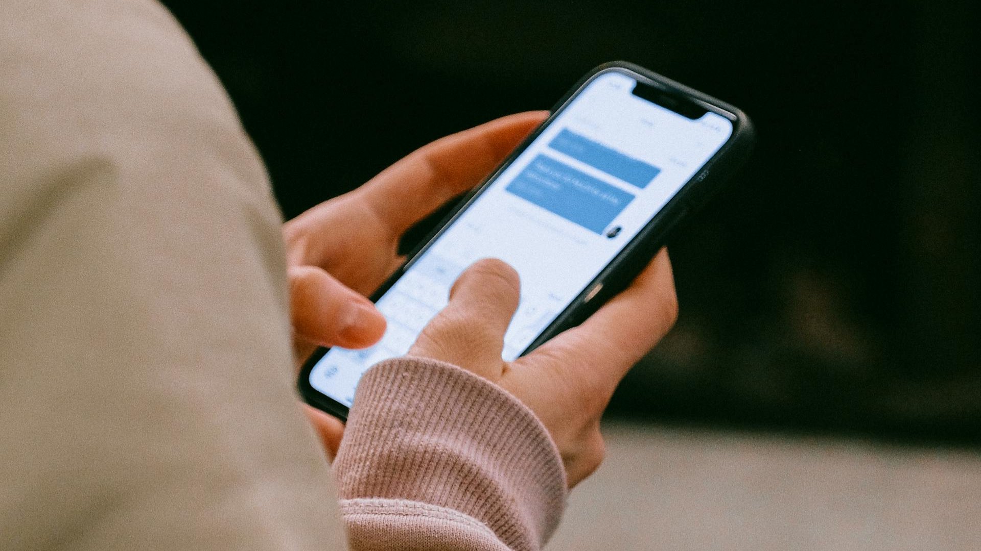 Doi bărbați din județul Ilfov au fost reținuți de autorități după ce au pus la cale o înșelătorie complexă folosind mesaje SMS false, în numele unei cunoscute companii de curierat