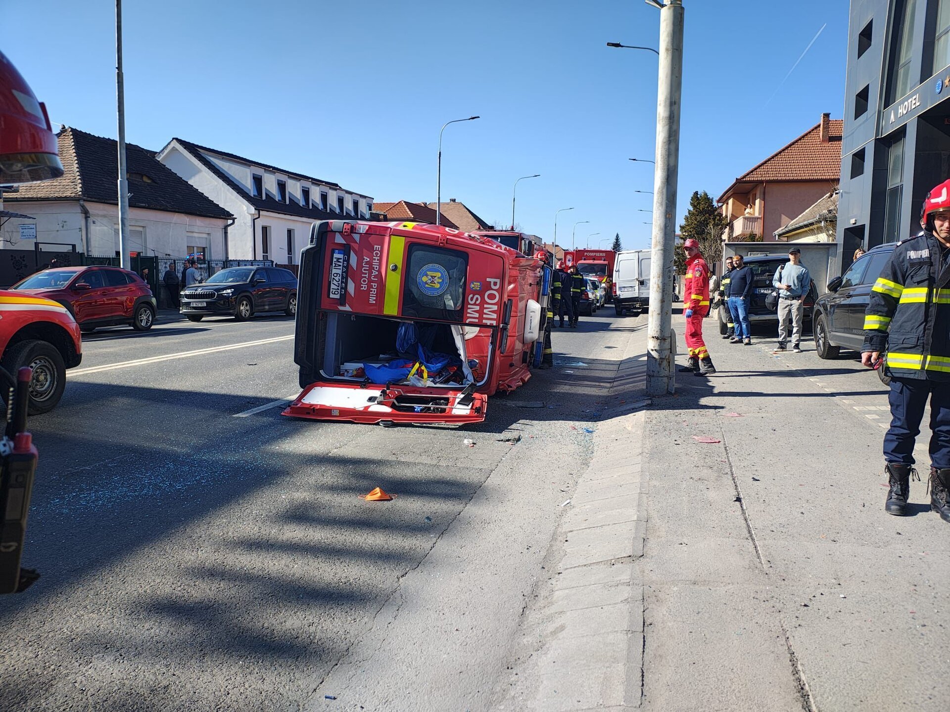Un nou incident grav pe șoselele din Sibiu a condus la activarea Planului Roșu de Intervenție, după ce un accident rutier implicând o ambulanță SMURD și un autoturism a avut loc pe Bulevardul Vasile Milea