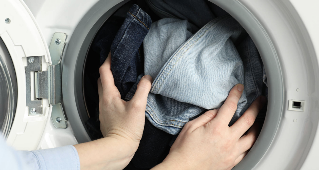 Blugii, una dintre cele mai populare și versatile piese vestimentare, par să reziste vremea, modă și tendințe, rămânând nelipsiți din garderobele multor români