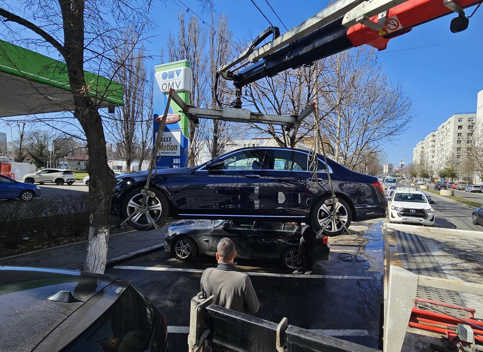 Poliția Locală Sector 4 începe o campanie agresivă de descongestionare a traficului și de igienizare a zonei urbane, anunțând ridicarea mașinilor parcate ilegal pentru a permite decolmatarea rigolelor de scurgere a apei