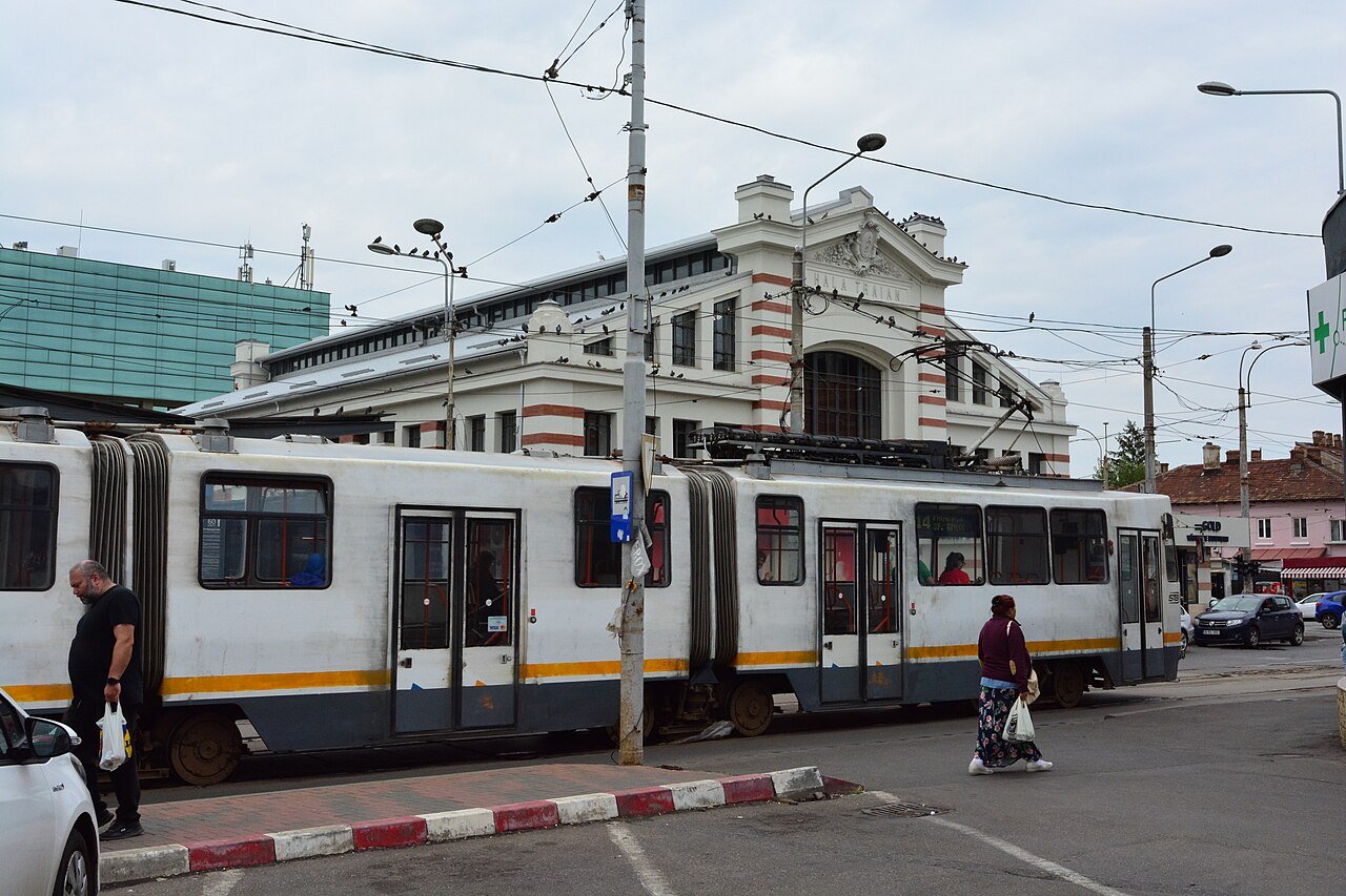 Tramvai STB in fata Halei Traian Bucuresti