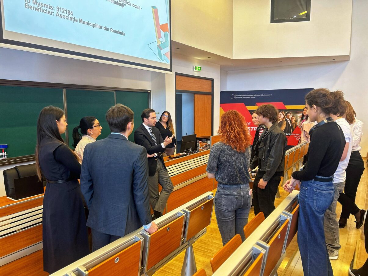 Primăria Capitalei încurajează tinerii să aleagă cariere în administrația publică pentru a face față provocărilor rapide ale Bucureștiului Într-un mesaj puternic adresat tinerilor studenți, viceprimarul Stelian Bujduveanu i-a îndemnat pe studenții din primul an de la ȘcoalaNațională de Studii Politice și Administrative (SNSPA) să ia în considerare o carieră în sectorul public