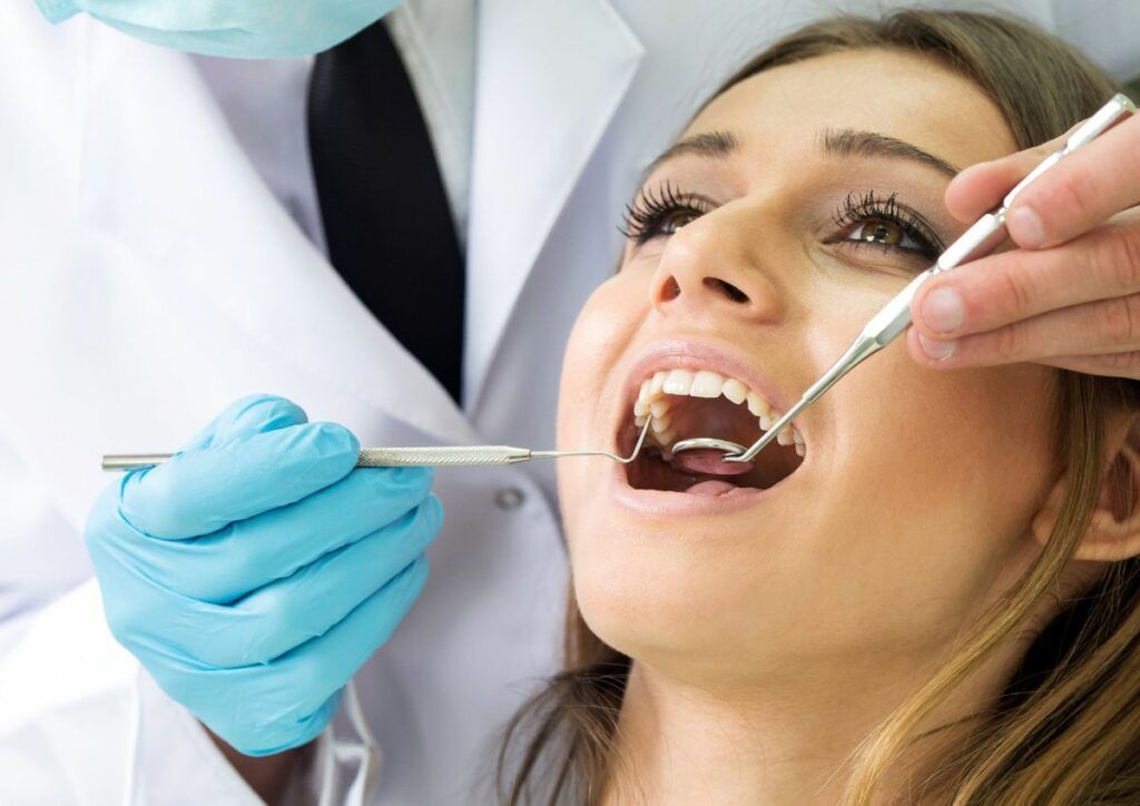 Mai puțin de jumătate dintre români au vizitat recent medicul stomatolog, iar diferențele între mediul urban și rural în privința accesului și comportamentului față de tratamentele dentare rămân evidente, arată rezultatele Barometrului Stomatologiei 2026