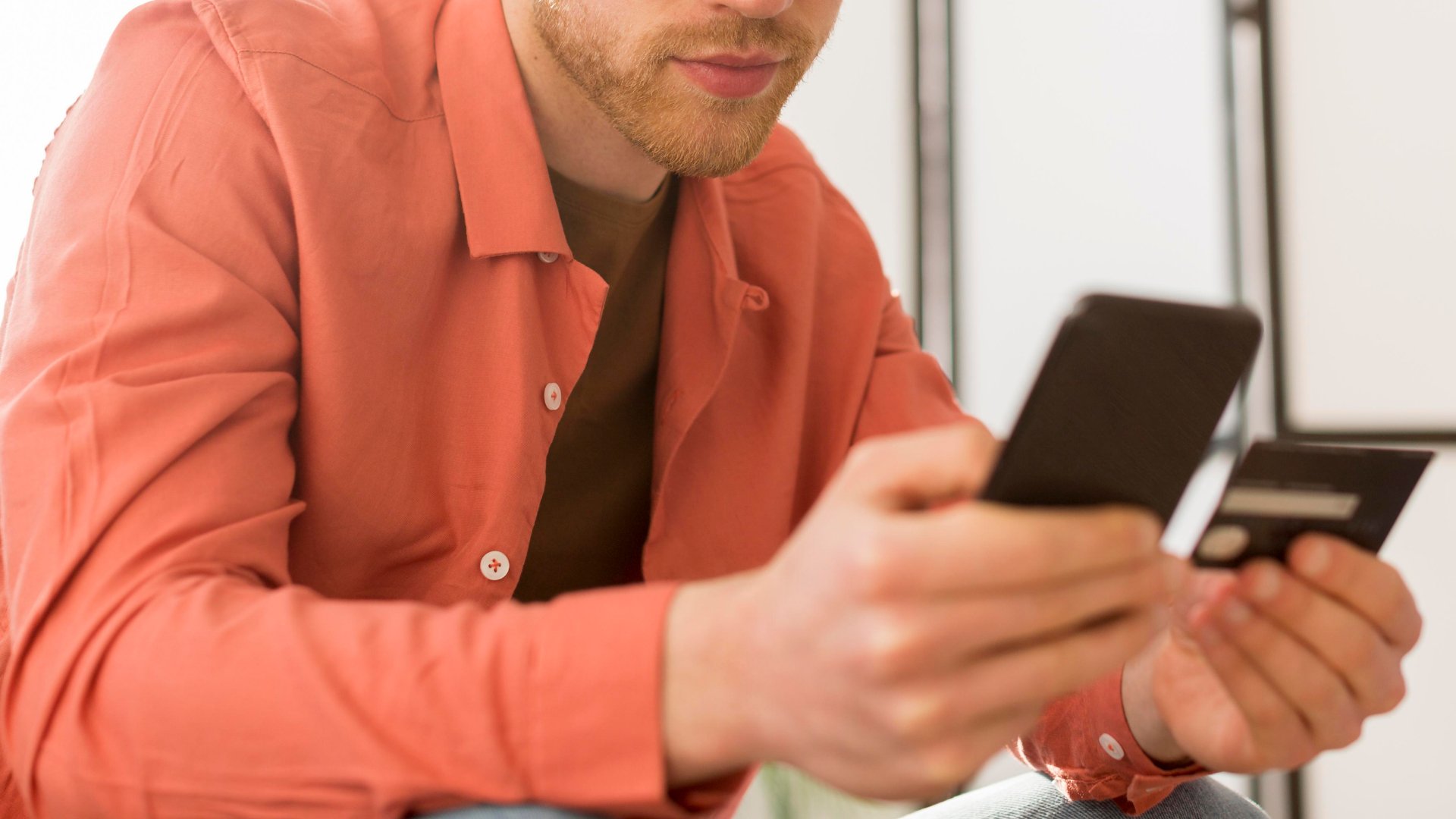 Droguri vândute online de patru suspecți din Buzău