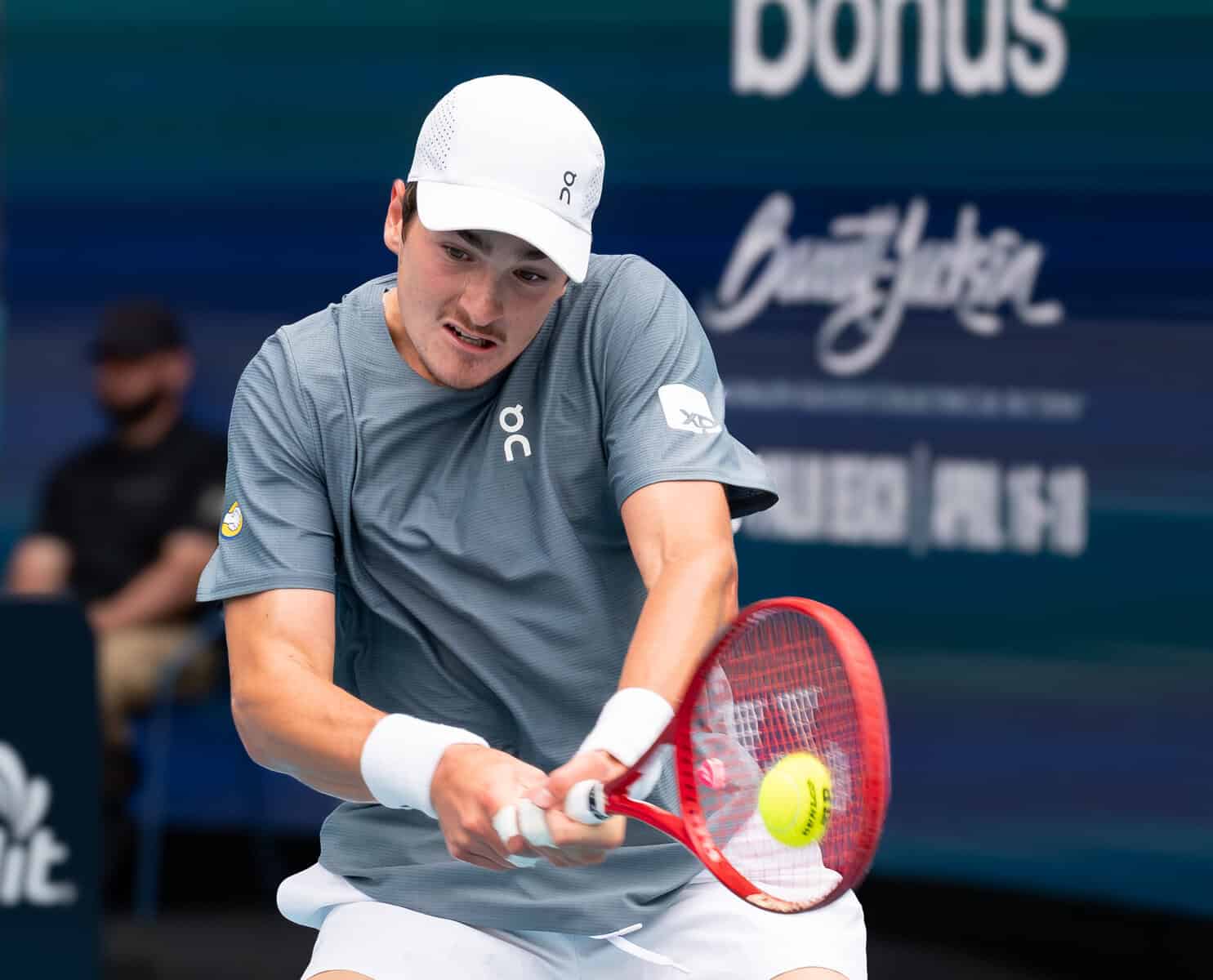 João Fonseca, tânărul tenismen brazilian în vârstă de 19 ani, a reușit marți să atragă atenția pe arena de la Miami Open, după o victorie spectaculoasă în turul inaugural împotriva lui Fabian Marozsan din Ungaria