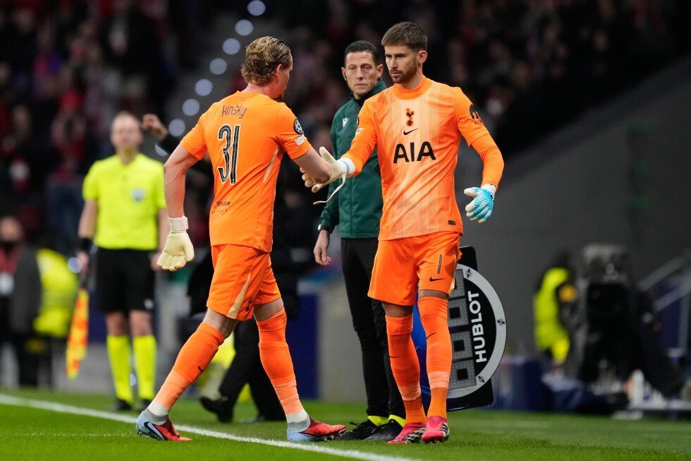 Eșecul umilitor al Tottenham în Champions League: debutul tragic al goalkeeper-ului Antonin Kinsky Tottenham a suferit o înfrângere rușinoasă în optimile de finală ale Ligii Campionilor, iar debutul jucătorului ceh Antonin Kinsky a rămas în memorie drept unul dintre cele mai nefaste din istoria competiției