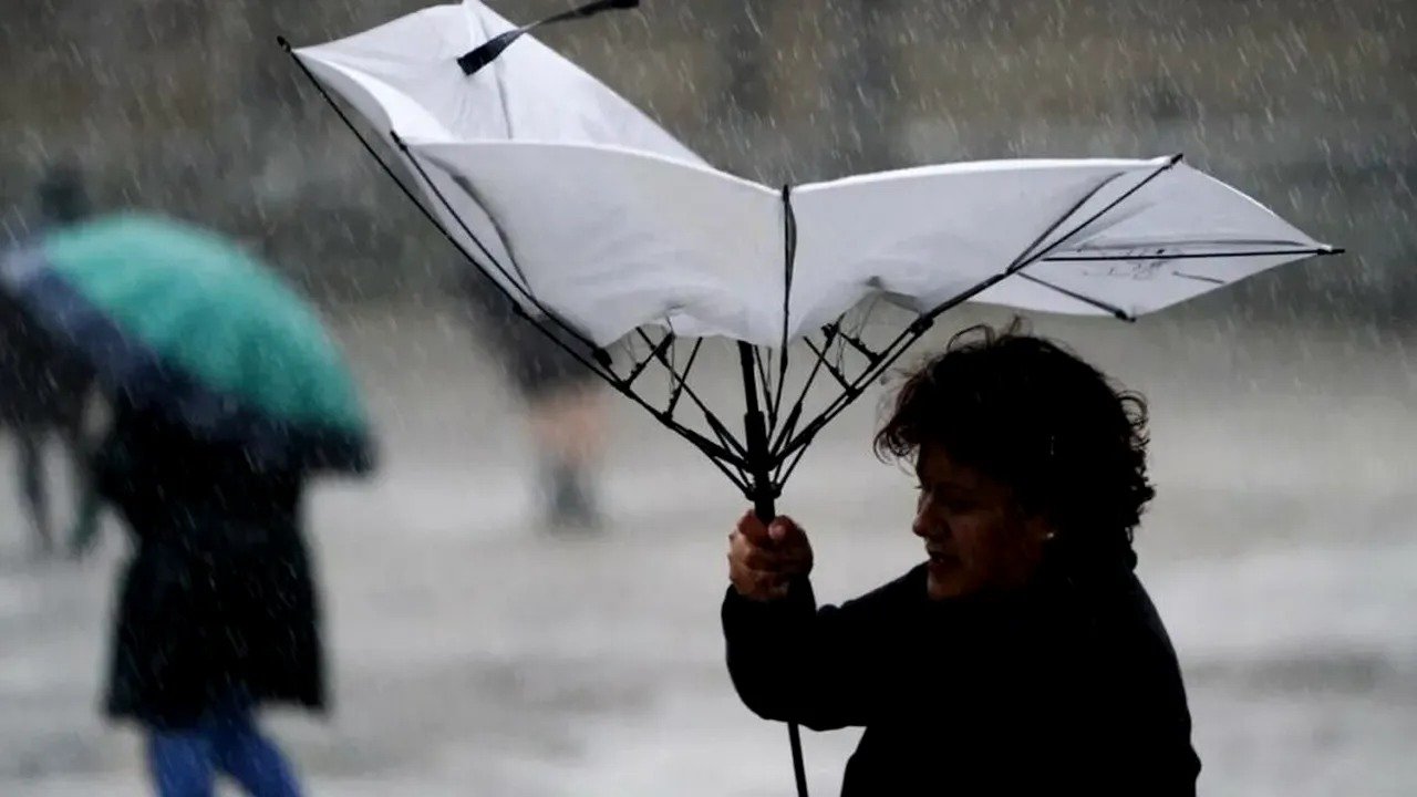 Vânt puternic în vestul și sudul țării: avertizare meteo și restricții pentru populație Meteorologii au emis o avertizare de cod galben pentru o parte semnificativă a României, anunțând intensificări usturătoare ale vântului care pot pune în pericol siguranța cetățenilor și bunurilor acestora
