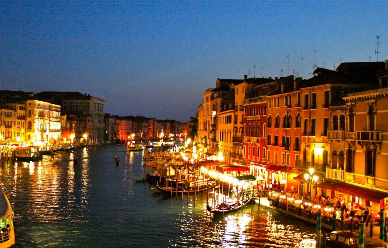 Uniunea Europeană amenință cu sancțiuni economice dacă Bienala de la Veneția nu va reintegra participarea artistului rus Uniunea Europeană a transmis un avertisment ferm în privința deciziei Bienalei de la Veneția, care a permis artiștii ruși să participe la ediția actuală a expoziției internaționale de artă contemporană, în ciuda tensiunilor geopolitice și a invaziei Ucrainei de către Rusia