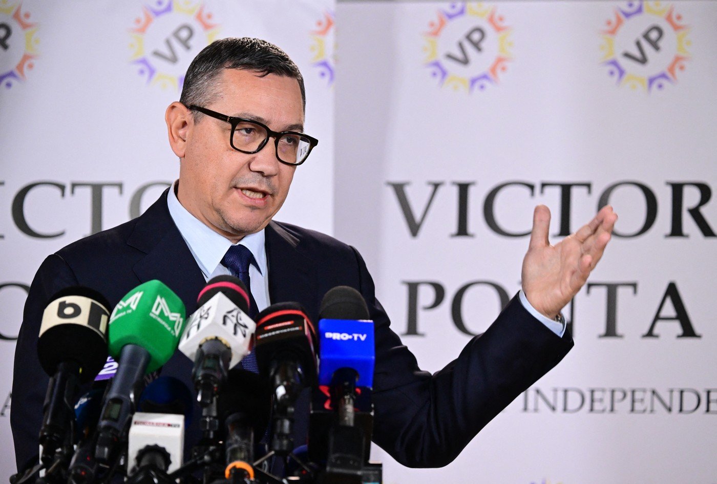Victor Ponta, fostul prim-ministru al României și președintele Partidului Pro România, se află din nou în centrul unor controverse, de această dată legate de modul în care a fost gestionată repatrierea fiicei sale din Dubai