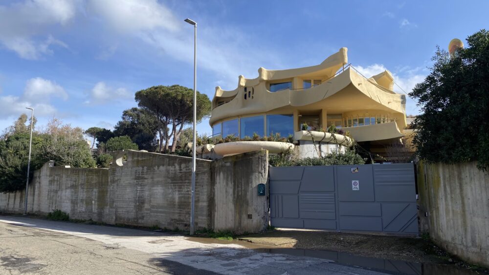 Părinții primarului Sectorului 3 din București, Robert Negoiță, fac valuri în ochii opiniei publice prin achiziționarea a două proprietăți de lux în Italia, în cilvată de Roma, în doi ani distincti, dar cu un plan clar de mutare și beneficii fiscale