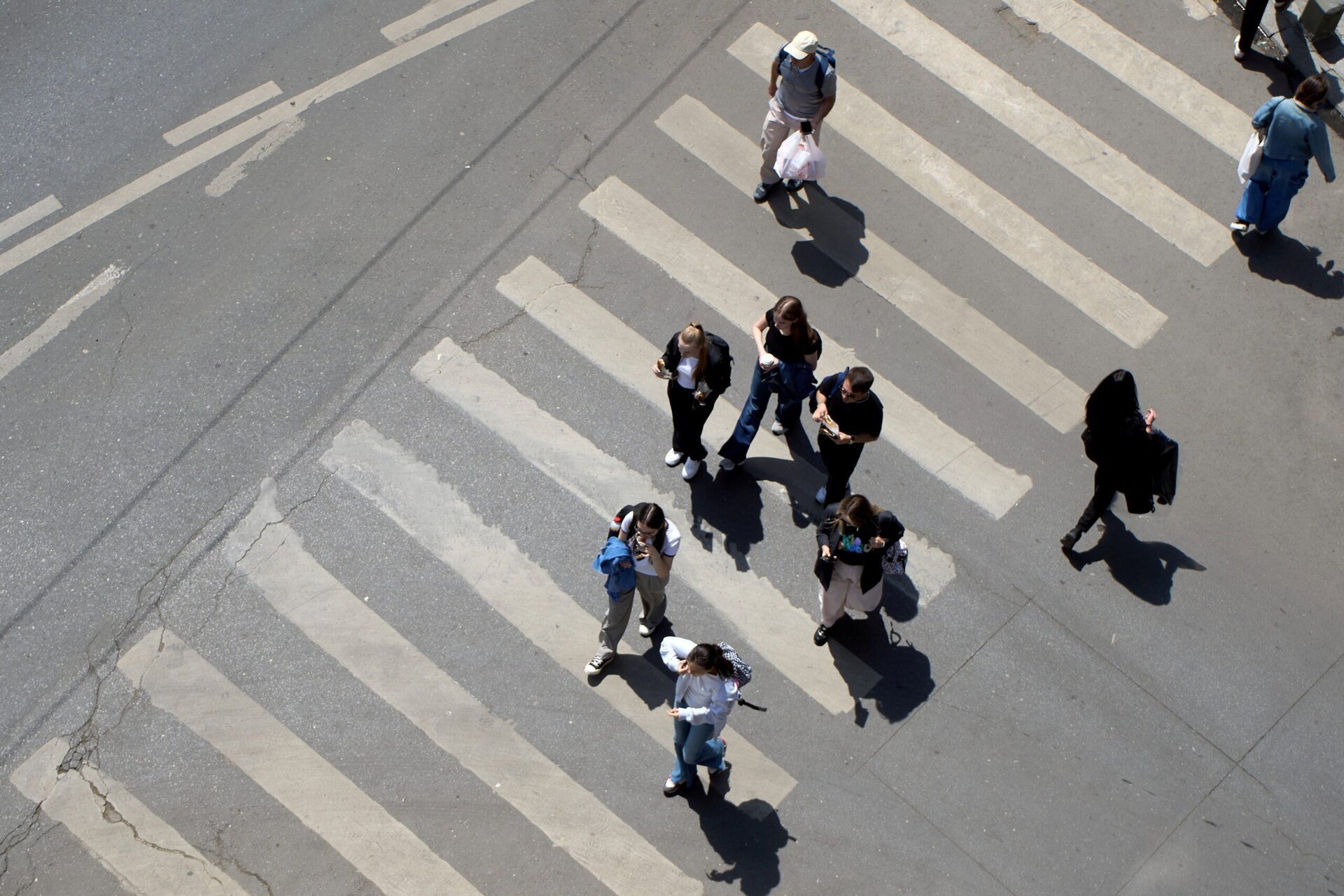 Relatările aparent banale dintr-o zi obișnuită pot descifra mai mult despre starea socială a unei societăți decât cel mai riguros sondaj