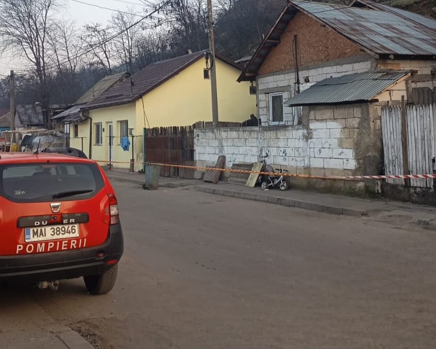 Alunecare de teren la Slatina: Șapte case afectate și evacuări, după intervenții fără autorizație pe Dealul Grădiște Dimineața zilei de miercuri a adus un incident alarmant în Slatina, unde o alunecare de teren a pus în pericol mai multe localități din apropierea Dealului Grădiște