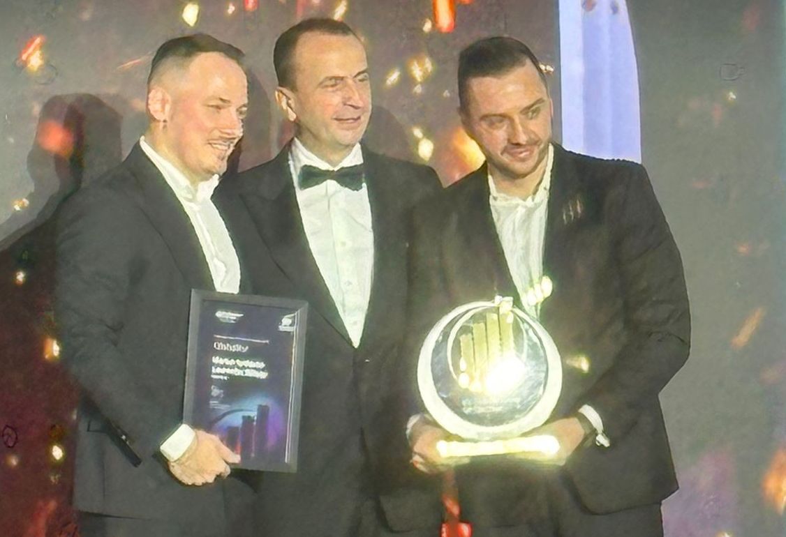 Un startup românesc devine vedeta tehnologică a momentului: Bible Chat, aplicația creată de doi tineri antreprenori, a fost desemnată cel mai valoros startup din România în domeniul tehnologiei și a cucerit publicul american, ajungând să fie descărcată în masă și recunoscută pe plan internațional, chiar în pragul celei de-a doua ediții a premiilor EY Entrepreneur of the Year, unde a fost recompensată pentru inovație și impact