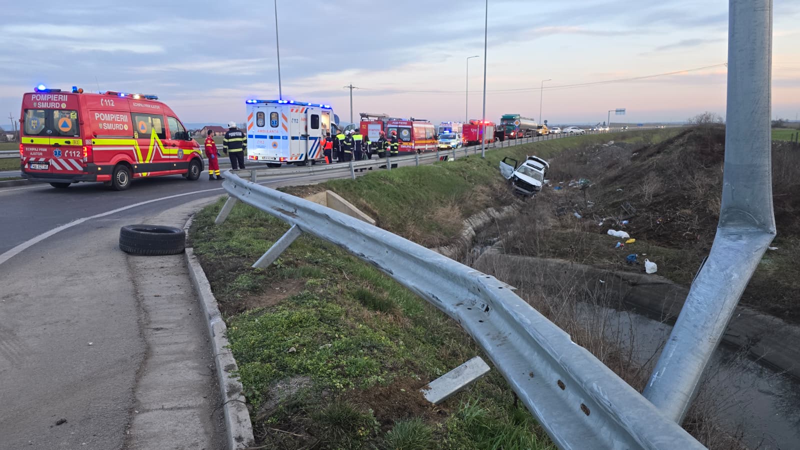 Accident grav în Satu Mare: Două persoane încarcerate după răsturnarea unui autoturism în apropierea Centurii Ocolitoare Un grav accident rutier a avut loc astăzi în Satu Mare, în zona Sătmărel, aproape de centura ocolitoare, în momentul în care un autoturism s-a răsturnat în afara carosabilului