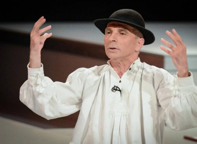 Leșe: Preoții la altar, artiștii pe scenă! Cum scapi de bârfe prin rugăciune