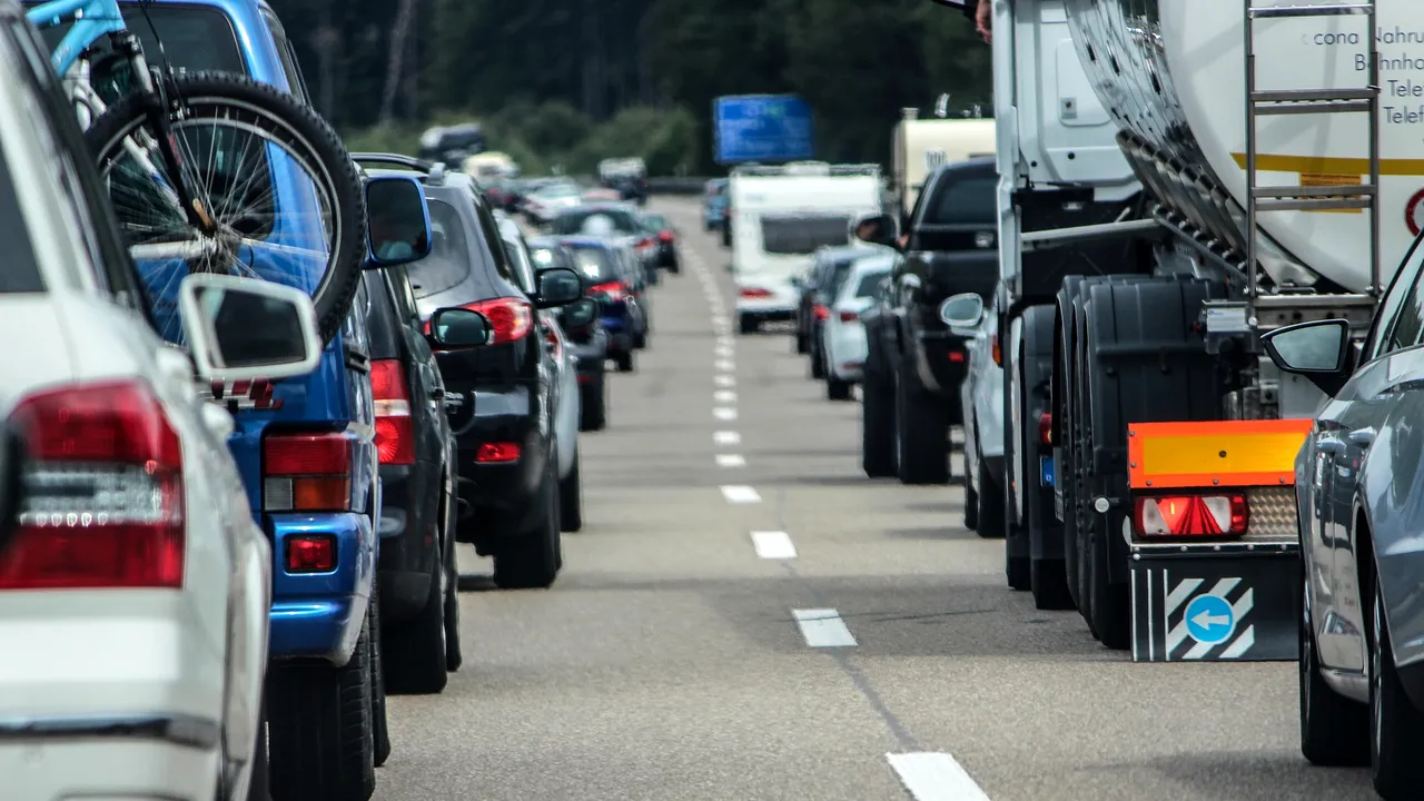 Centrul INFOTRAFIC din cadrul Inspectoratului General al Poliției Române a anunțat o serie de restricții de circulație pentru autovehiculele de mare tonaj, în perioada sărbătorilor pascale