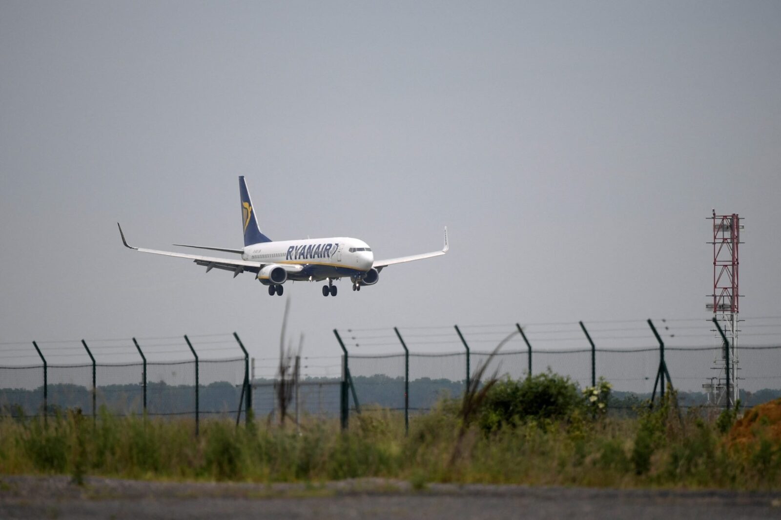 Europa, lovitură pentru low-costuri: bagajul de cabină, gratuit obligatoriu?