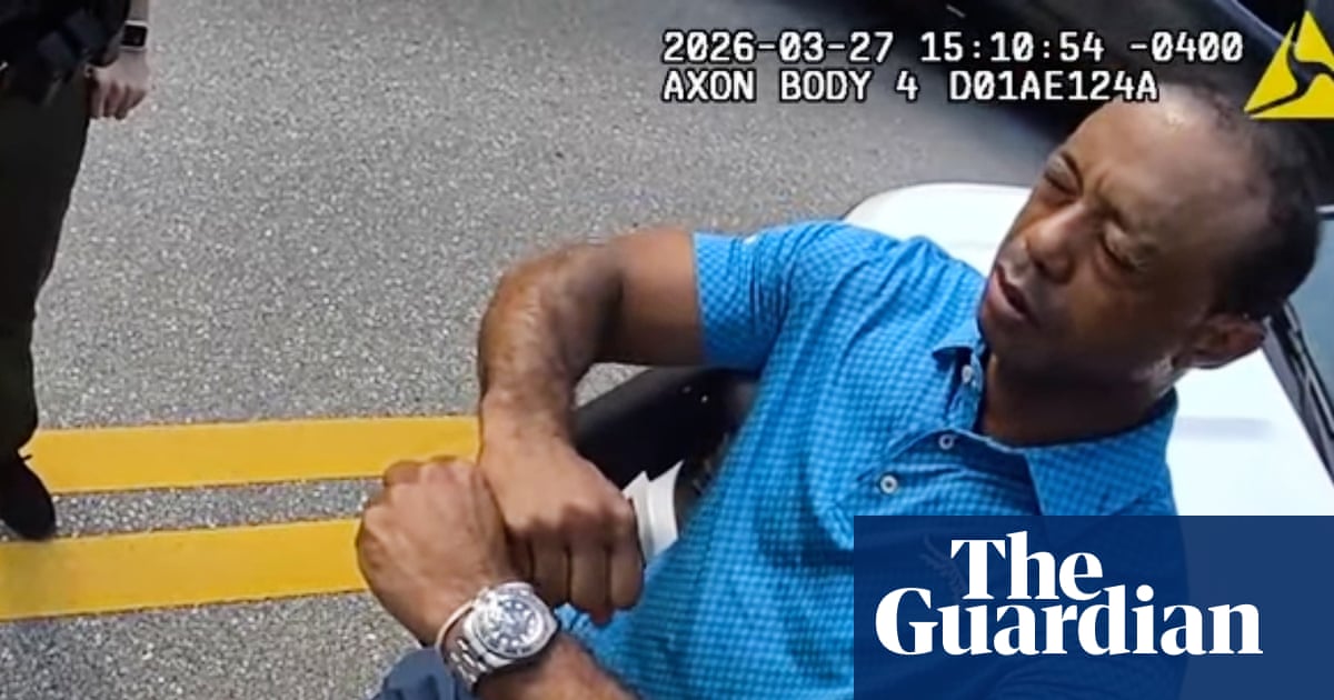 Fusul unui incident recent revine în prim-plan după ce materialele video ale echipei de poliție din Florida, obținute de The Guardian, arată cum fostul jucător de golf Tiger Woods a fost arestat pentru conducere sub influența unor substanțe