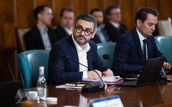 Băieți „deștepți” la pază: Bolojan și Manole închid robinetul cu bani