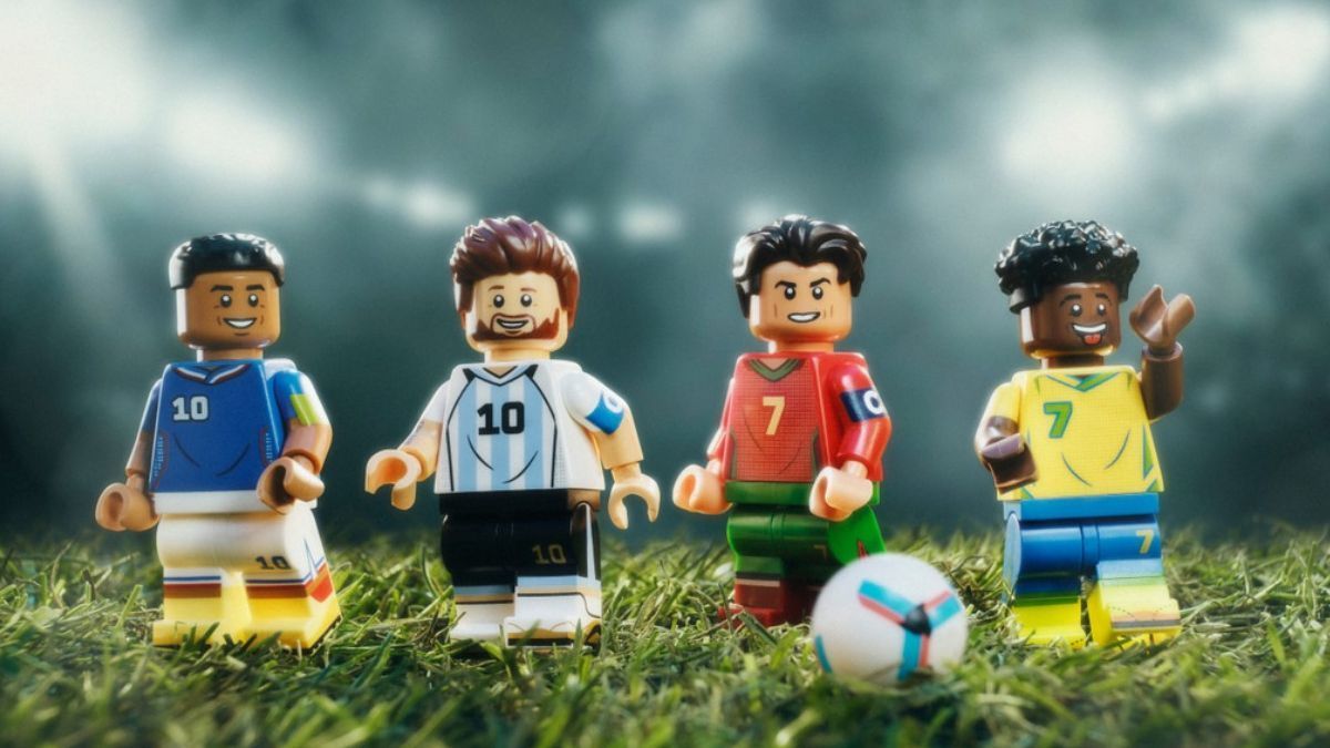 LEGO duce în joc lumea fotbalului cu figurine miniaturale ale starurilor de la Campionatul Mondial Compania LEGO a reușit să surprindă din nou pasionații de fotbal, lansând o serie de mini-figurine oficiale inspirate de cei mai cunoscuți jucători ai Cupei Mondiale, cu câteva luni înainte de startul turneului din acest an