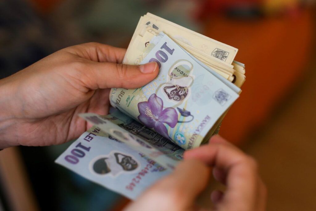 Cât se reține din salariu în România: explicații clare despre CAS, CASS și impozitul pe venit Dacă te uiți pe fluturașul de salariu și ai sentimentul că suma pe care o primești în mână nu este aceeași cu cea pe care o vezi în brut, nu e doar o impresie