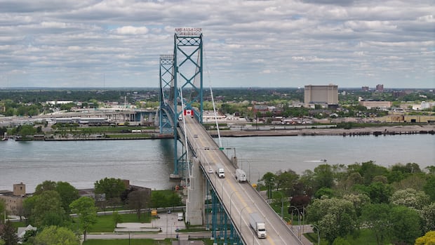 Traficul comercial se mută spre nordul Canadei, desfășurându-se o schimbare semnificativă pe unul dintre cele mai aglomerate coridoare comerciale din America de Nord Traficul de calibru între Canada și Statele Unite a înregistrat o modificare neașteptată, odată cu creșterea activităților pe podul Blue Water din Sarnia, Ontario, în timp ce podul Ambassador din Windsor a pierdut din trafic, în condițiile în care tarifele mai mari la trecere au determinat companiile să își redirecționeze rutele
