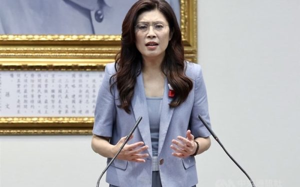 Șefa opoziției din Taiwan, Cheng Li-wun, a lipsit de la discuțiile cruciale privind bugetul apărării insulei, în timp ce se află într-o vizită în China, generând nemulțumiri în rândul parlamentarilor guvernamentali, Controverse la Taipei Parlamentarii Partidului Democrat Progresist (DPP), aflat la guvernare, au condamnat Kuomintang, formațiunea politică condusă de Cheng Li-wun, pentru absența de la sesiunile parlamentare