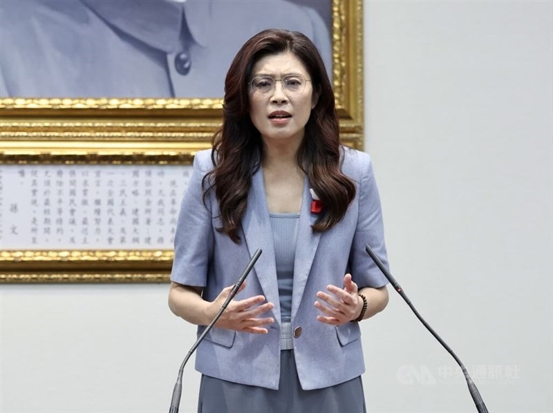 Șefa opoziției din Taiwan, Cheng Li-wun, a lipsit de la discuțiile cruciale privind bugetul apărării insulei, în timp ce se află într-o vizită în China, generând nemulțumiri în rândul parlamentarilor guvernamentali, Controverse la Taipei Parlamentarii Partidului Democrat Progresist (DPP), aflat la guvernare, au condamnat Kuomintang, formațiunea politică condusă de Cheng Li-wun, pentru absența de la sesiunile parlamentare