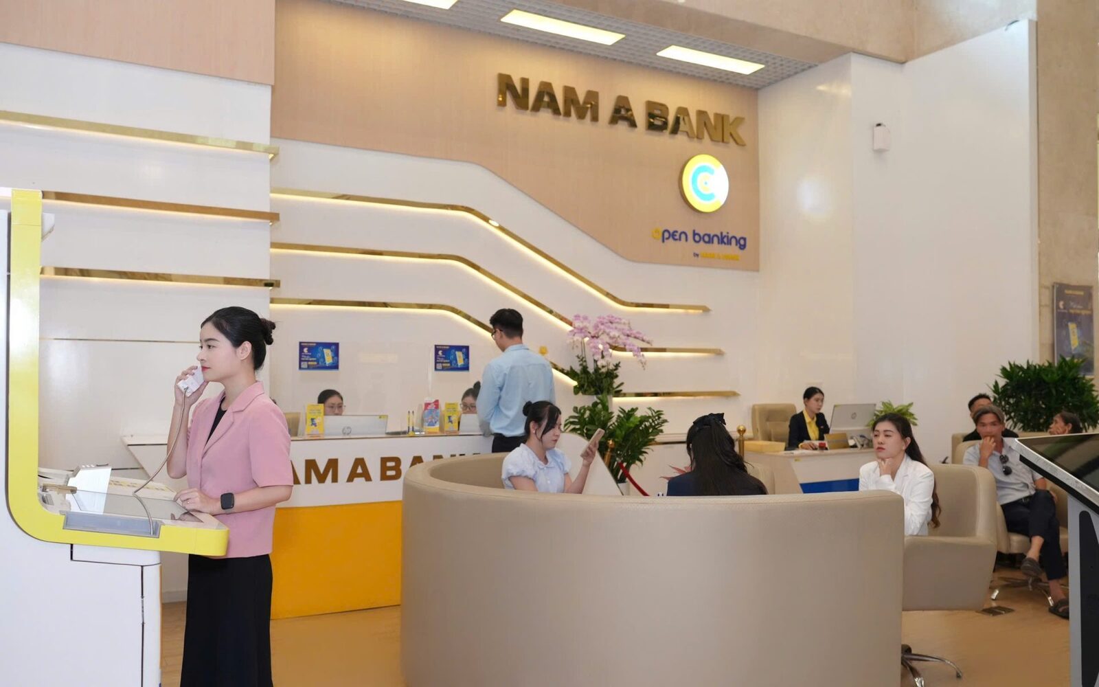 Banca NAM A scăzut dobânzile cu 3%: Românii pot lua credite mai ieftine