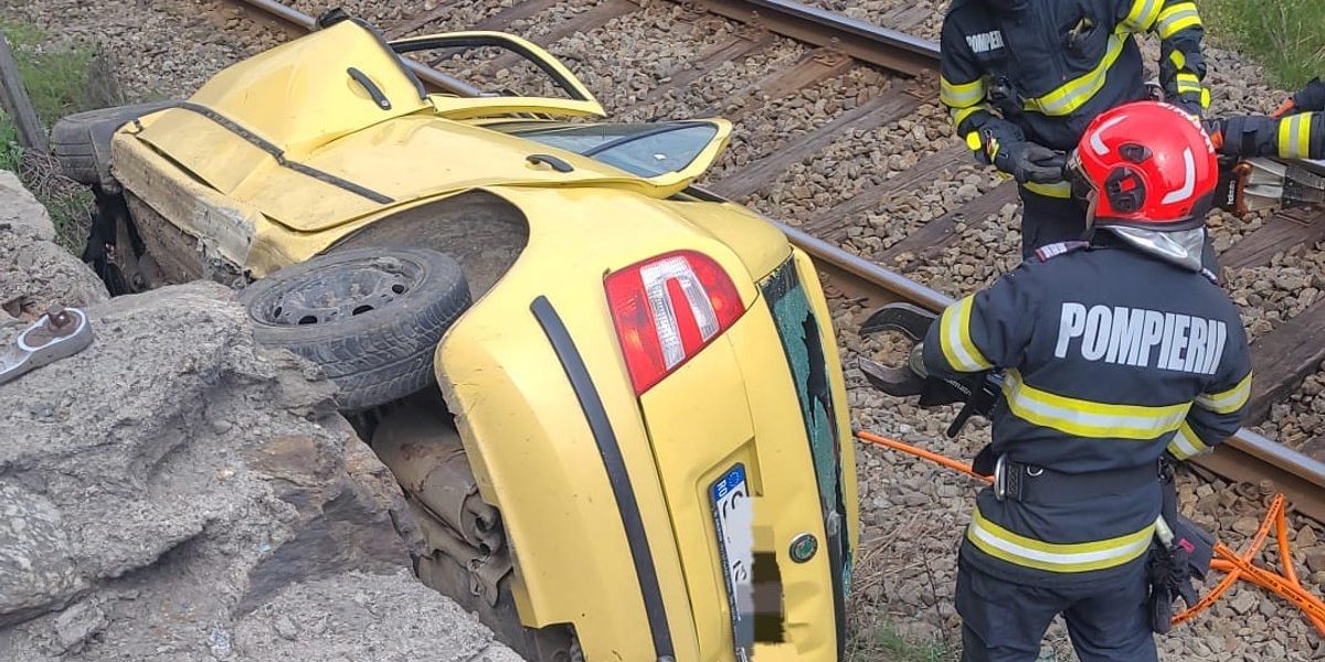 Accident GRAV în Vâlcea: Mașină, proiectată lângă cale ferată. Două victime, resuscitate