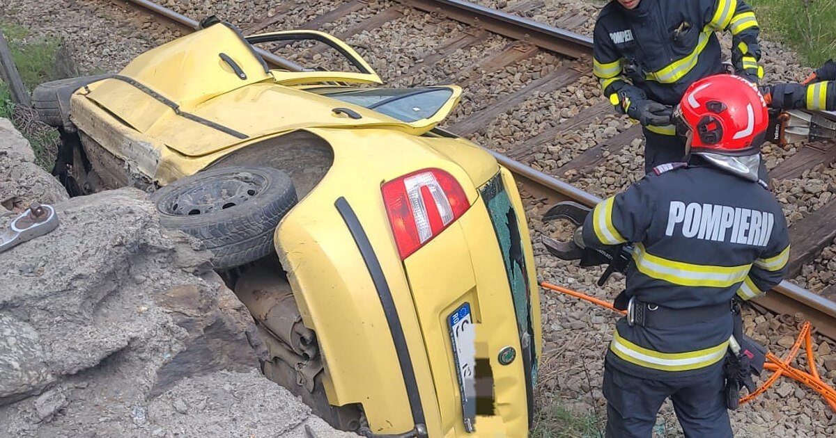 Accident GRAV în Vâlcea: Mașină, proiectată lângă cale ferată. Două victime, resuscitate
