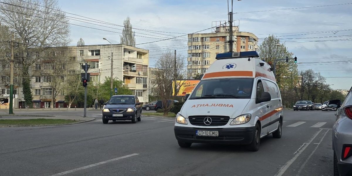 Șoferii din România, pe urmele ambulanțelor: Pot încălca regulile? Ce spune legea