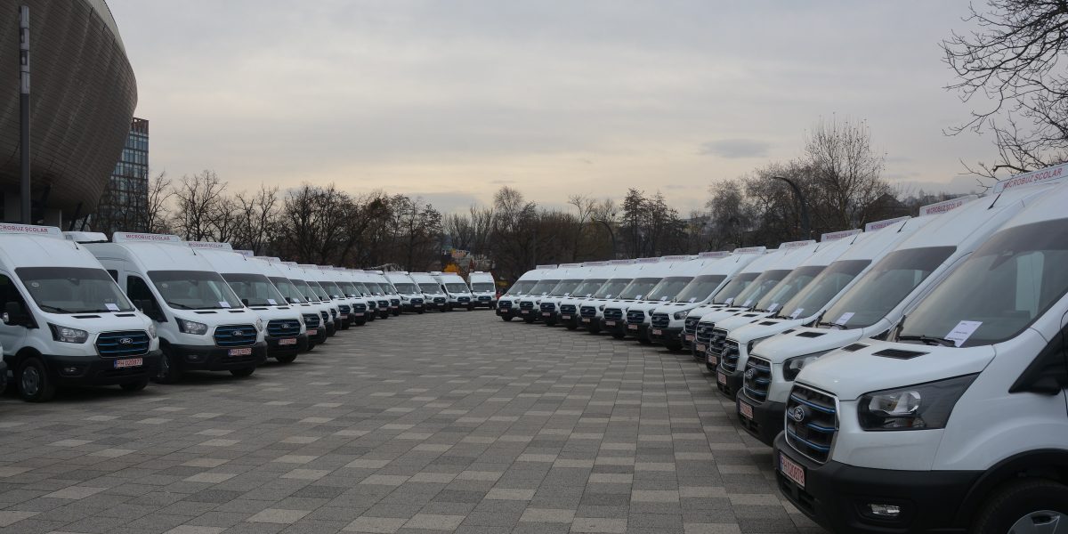 Acuze de corupție la Argeș: CJ a plătit 213.375 euro pe microbuz, Bolojan – mai scump