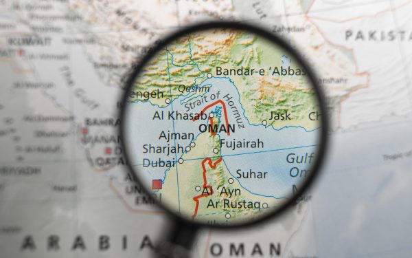 Iranul amenință cu Ormuzul, Trump avertizează: Atacuri dacă negocierile pică