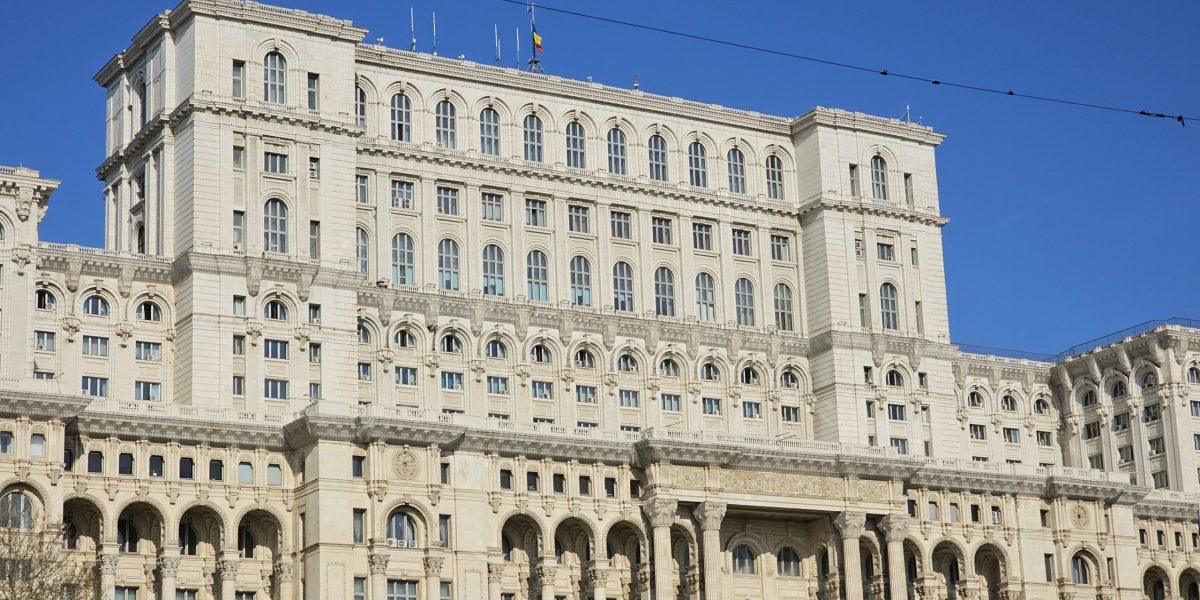 Bolojan, pe muchie de cuțit: PSD decide azi soarta premierului