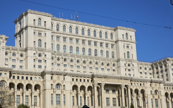 Bolojan, pe muchie de cuțit: PSD decide azi soarta premierului
